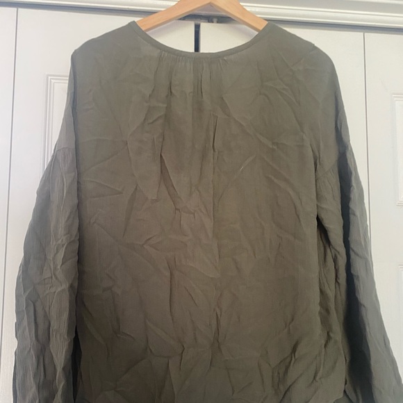 green target top with front design and tie - Picture 2 of 3